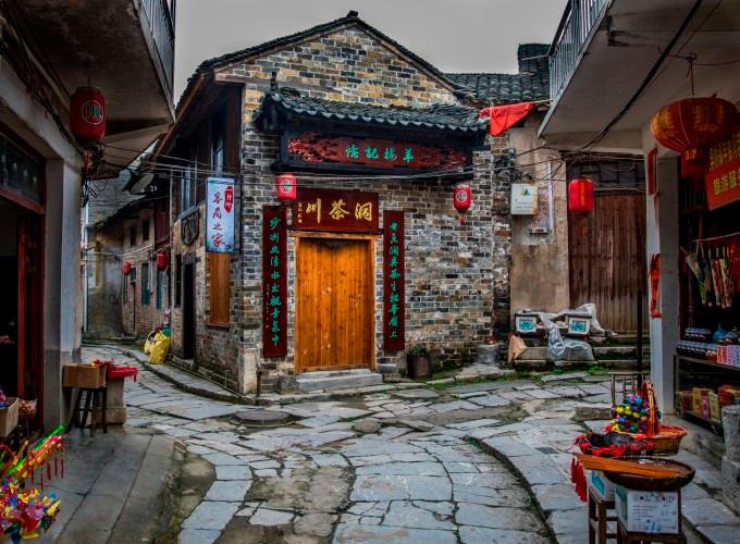 村民半夜盗墓染上怪病，古墓谜团重重，专家：这里有墓穴521座
